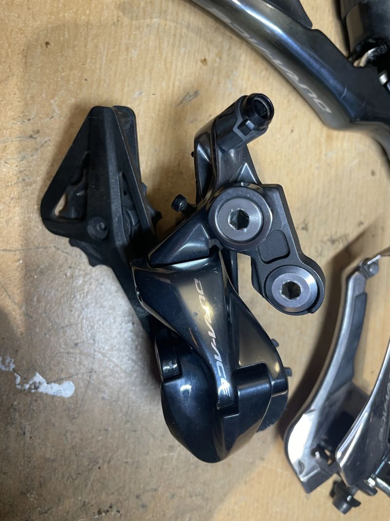 Sada Shimano Dura-Ace 2x11 hydraulika v pěkném sadu