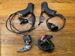 Sada Sram Rival D1 AXS (páky, brzdy, kliky, přesmykač, přehazovačka, baterie & nabíječka)