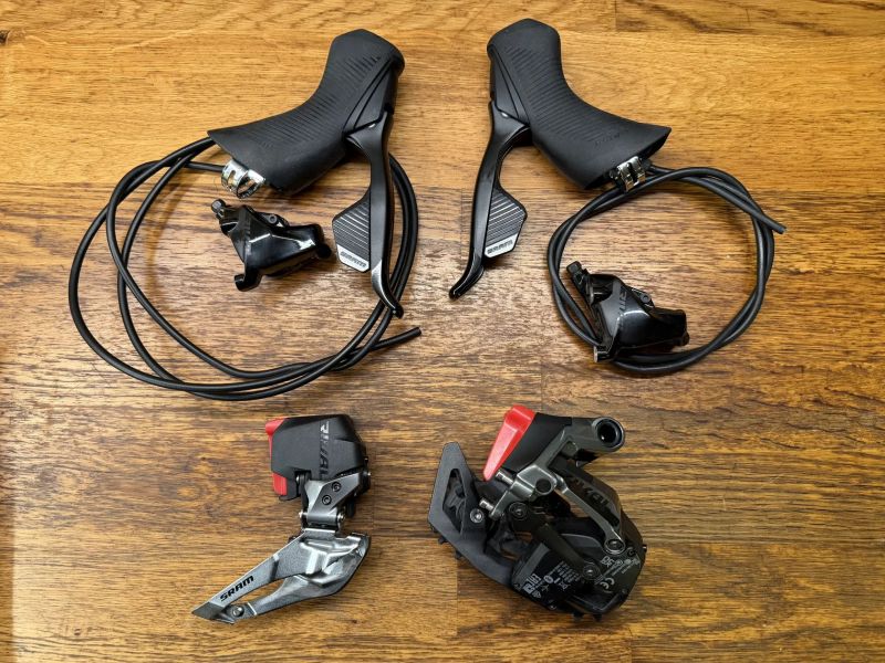 Sada Sram Rival D1 AXS (páky, brzdy, kliky, přesmykač, přehazovačka, baterie & nabíječka)