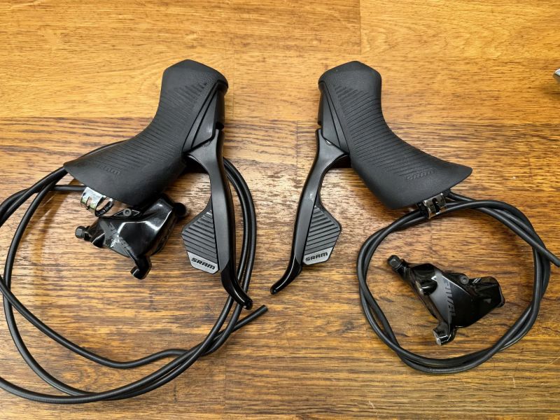 Sada Sram Rival D1 AXS (páky, brzdy, kliky, přesmykač, přehazovačka, baterie & nabíječka)