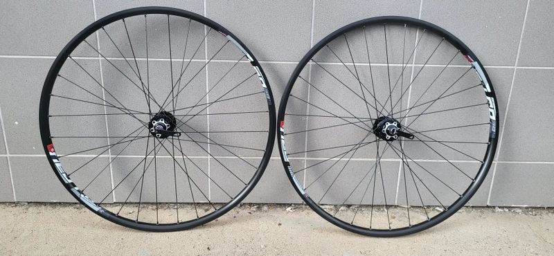 ZAPLETENÁ KOLA NÁBOJ MACH1-PRŮMYSLOVÁ LOŽISKA 6DĚR+RÁFEK MACH1 NEURO 32DĚE