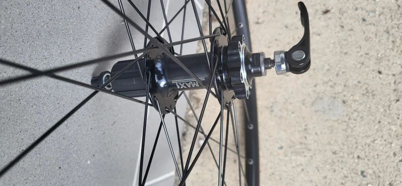 ZAPLETENÁ KOLA NÁBOJ MACH1-PRŮMYSLOVÁ LOŽISKA 6DĚR+RÁFEK MACH1 NEURO 32DĚE