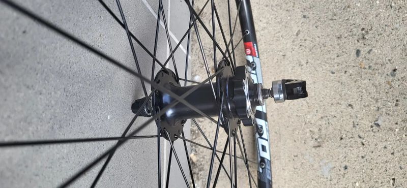 ZAPLETENÁ KOLA NÁBOJ MACH1-PRŮMYSLOVÁ LOŽISKA 6DĚR+RÁFEK MACH1 NEURO 32DĚE