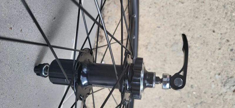 ZAPLETENÁ KOLA NÁBOJ MACH1-PRŮMYSLOVÁ LOŽISKA 6DĚR+RÁFEK MACH1 NEURO 32DĚE