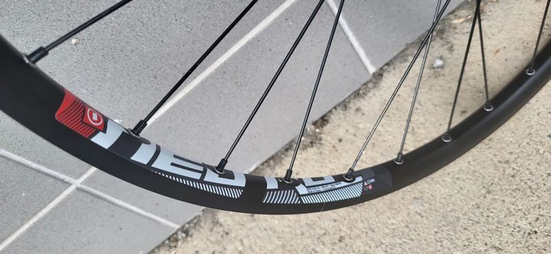 ZAPLETENÁ KOLA NÁBOJ MACH1-PRŮMYSLOVÁ LOŽISKA 6DĚR+RÁFEK MACH1 NEURO 32DĚE