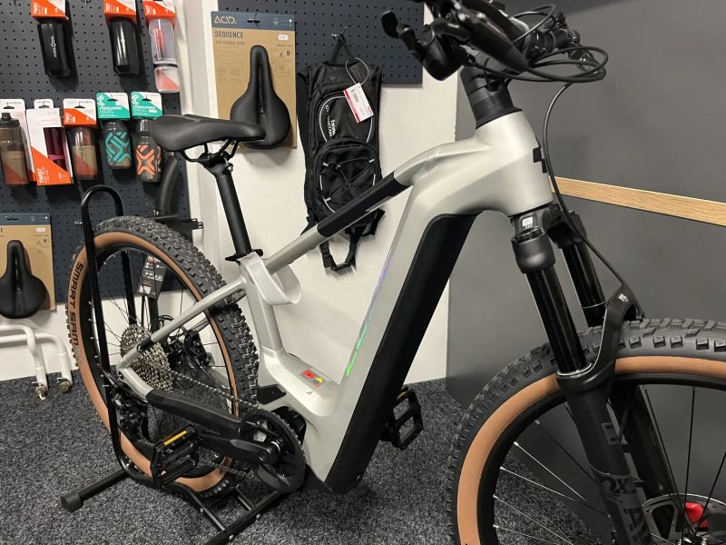 CUBE Reaction Hybrid SLX 750 vel. S 2024 NOVÉ FOX grey 
