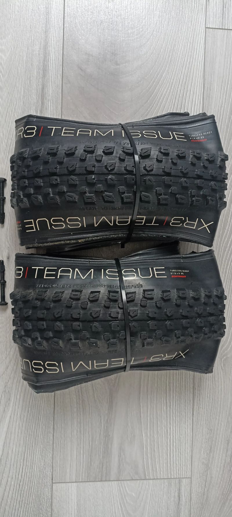 Pláště Bontrager Team Issue Tubeles Ready 27x2.35