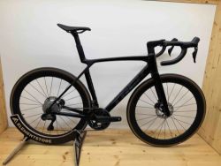 Trek Madone SL 7 Gen 8 Gloss Dark Star/Matte Deep Smoke Velikost M/L