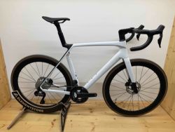 Trek Madone SL 7 Gen 8 Gloss Crystal White/Matte Deep Smoke Velikost L