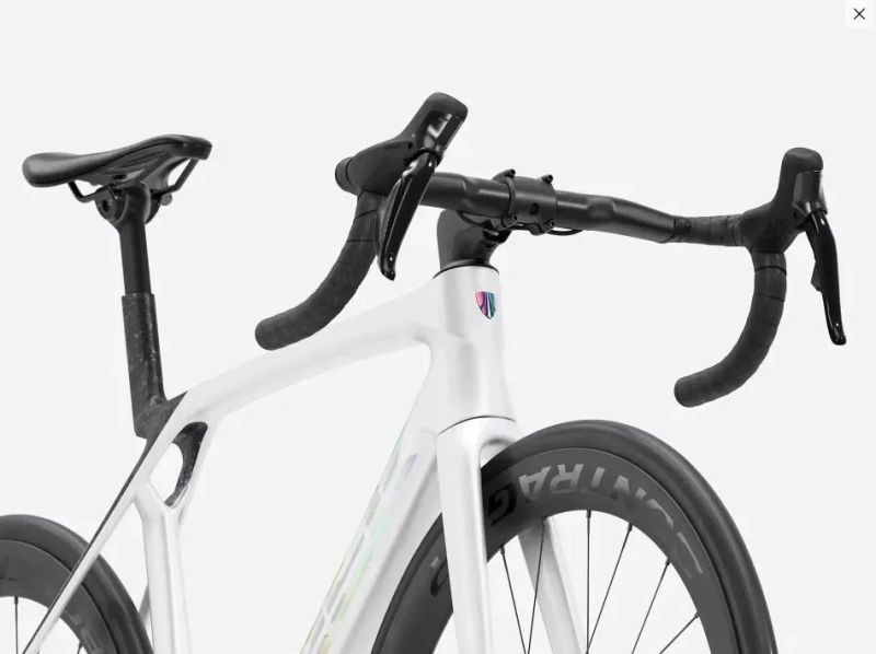 Trek Madone SL 7 Gen 8 Gloss Crystal White/Matte Deep Smoke Velikost L