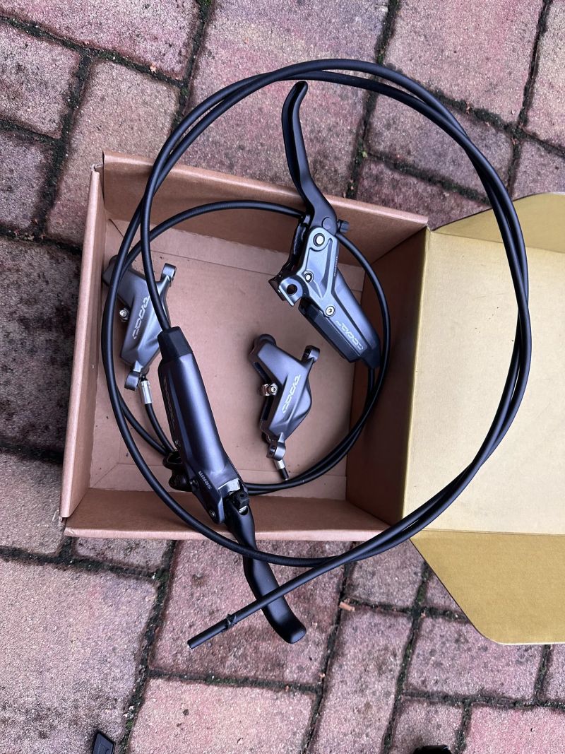 nove brzdy SRAM Level bronze v barve stealth