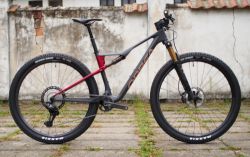 celoodpružené kolo Orbea OIZ M-PRO Di2 2025 vel. M (černo-červené) vel. L (modré) - SLEVA 22 %