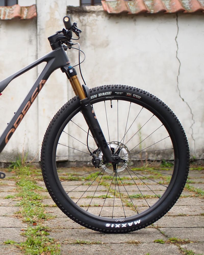 celoodpružené kolo Orbea OIZ M-PRO Di2 2025 vel. M (černo-červené) vel. L (modré) - SLEVA 22 %