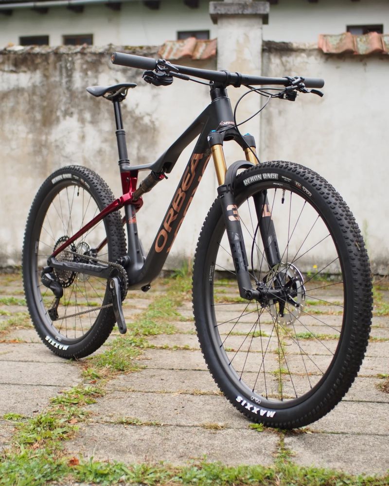 celoodpružené kolo Orbea OIZ M-PRO Di2 2025 vel. M (černo-červené) vel. L (modré) - SLEVA 22 %