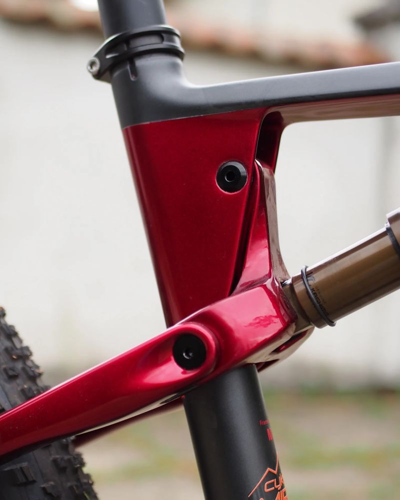 celoodpružené kolo Orbea OIZ M-PRO Di2 2025 vel. M (černo-červené) vel. L (modré) - SLEVA 22 %