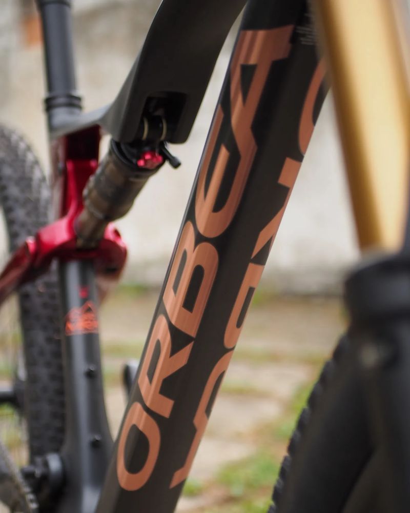 celoodpružené kolo Orbea OIZ M-PRO Di2 2025 vel. M (černo-červené) vel. L (modré) - SLEVA 22 %