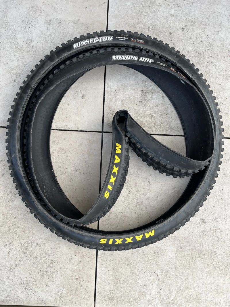 Maxxis DHF 29x2.5 a Dissector 29x2,4