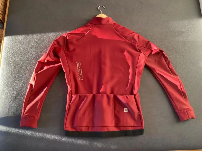 Prodám zánovní luxusní pánskou softshellovou cyklistickou zimní bundu SIROKO / sleva 50%