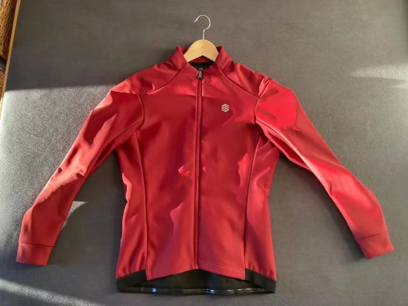 Prodám zánovní luxusní pánskou softshellovou cyklistickou zimní bundu SIROKO / sleva 50%