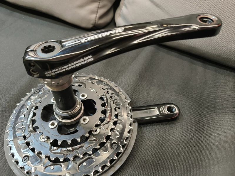 Trekové kliky Shimano Deore + osa