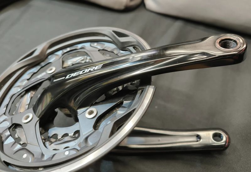 Trekové kliky Shimano Deore + osa