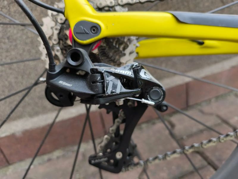 Canyon Inflite CF SL s rovnými řídítky