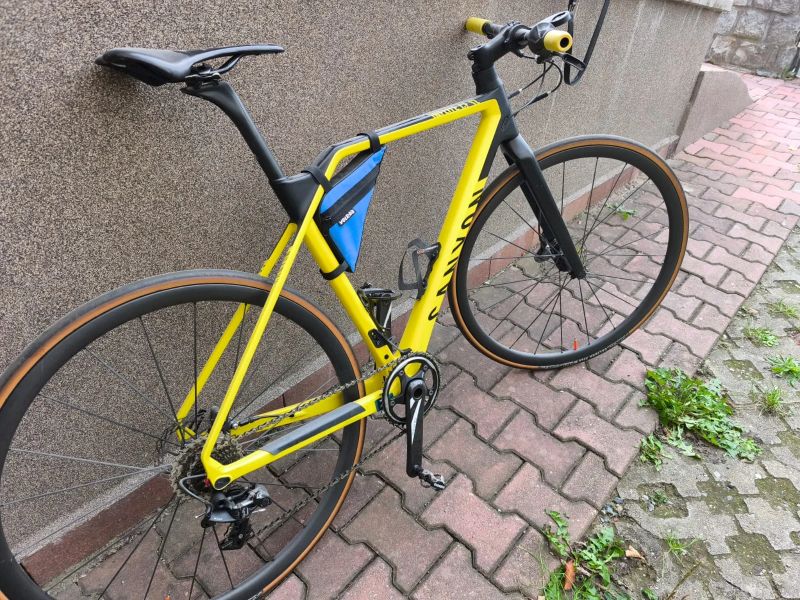 Canyon Inflite CF SL s rovnými řídítky