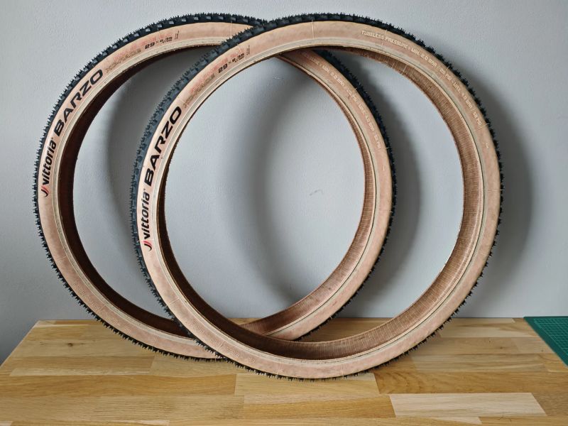prodám sadu plášťů Vittoria Barzo 29x2,35" TLR MTB plášť, kevlar, barva černá/para 
