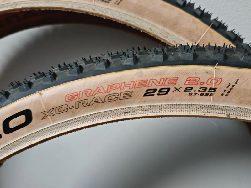 prodám sadu plášťů Vittoria Barzo 29x2,35" TLR MTB plášť, kevlar, barva černá/para 