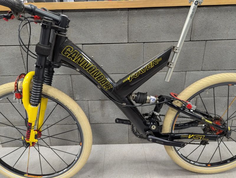 Cannondale Super V Raven 4000, velikost L, vidlice MOTO, Crossmax, Magura HS, Roox
