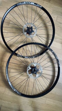 Zapletená kola 29” náboje Hope + DT Swiss 502 (100/142 mm)