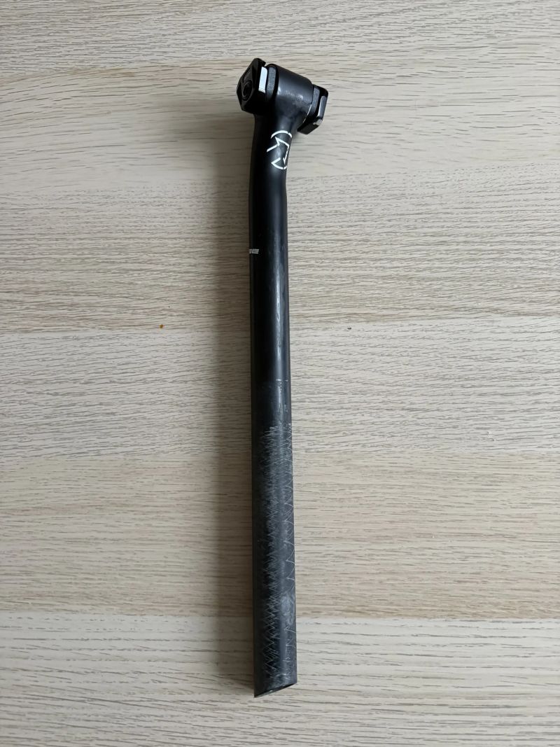 Karbonová sedlovka PRO VIBE Di2