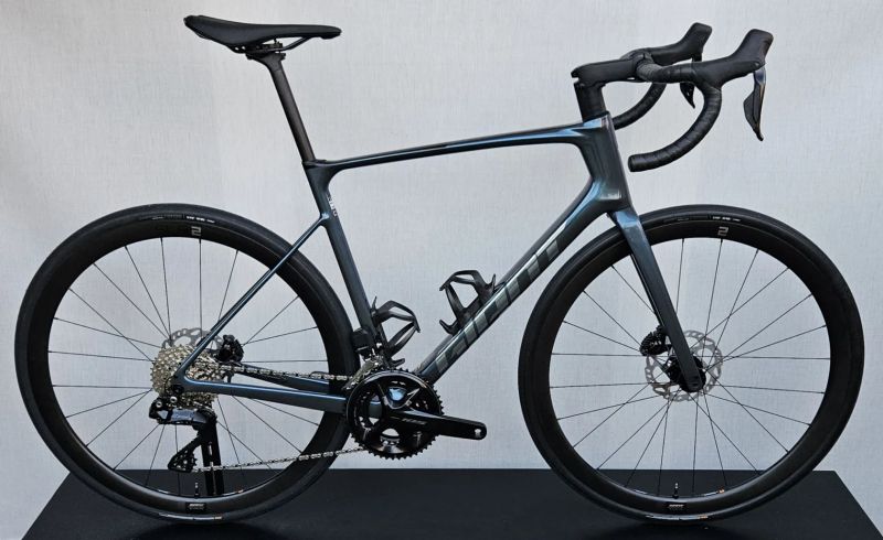 GIANT Defy Advanced 0 Di2 2025, 2026 - endurance silniční kolo s karbonovým rámem - NOVÉ
