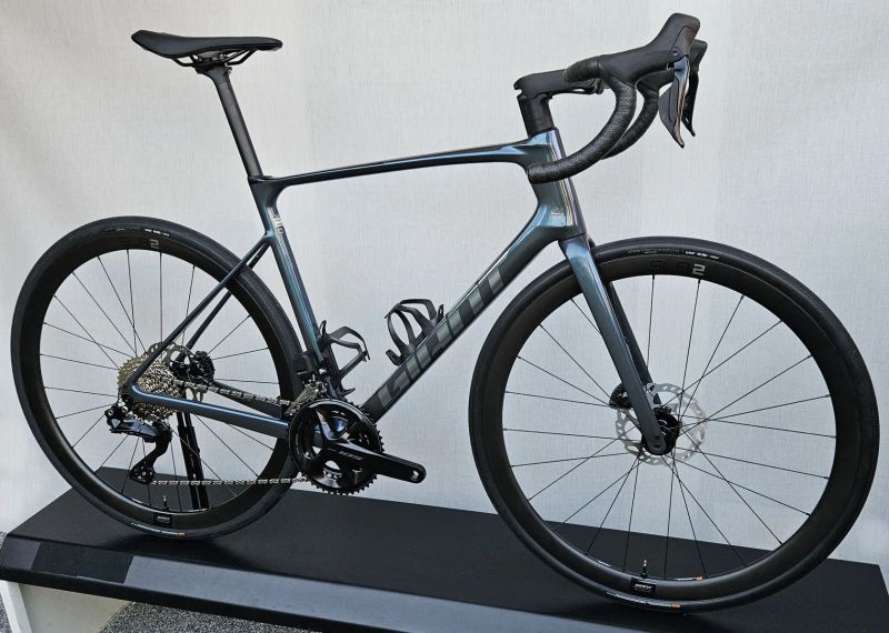 GIANT Defy Advanced 0 Di2 2025, 2026 - endurance silniční kolo s karbonovým rámem - NOVÉ