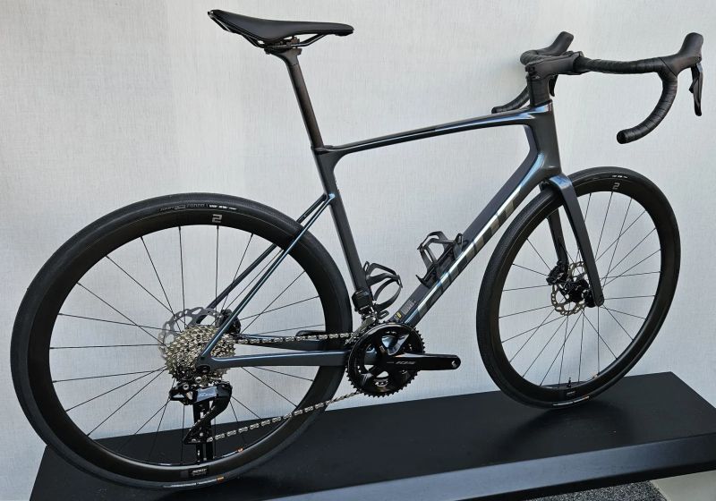 GIANT Defy Advanced 0 Di2 2025, 2026 - endurance silniční kolo s karbonovým rámem - NOVÉ