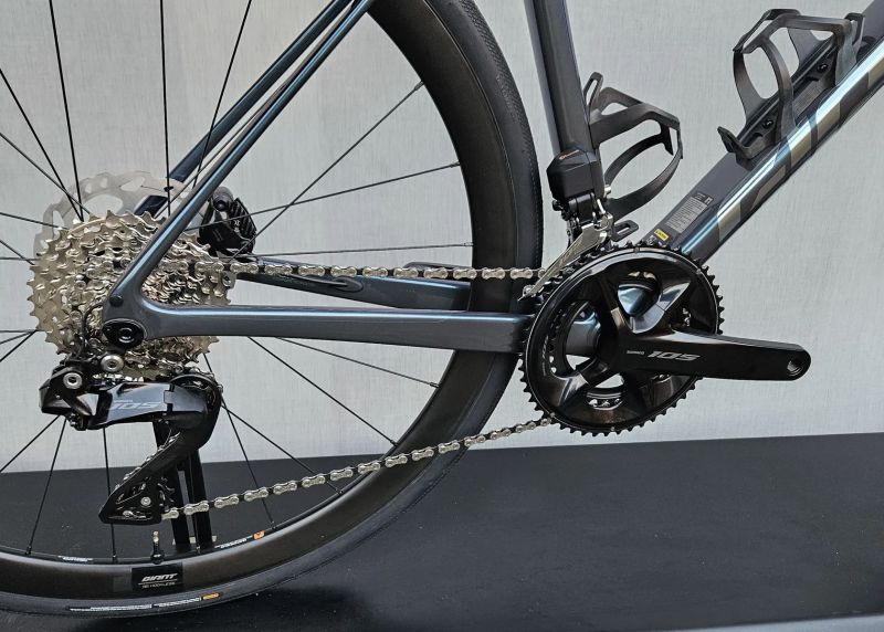 GIANT Defy Advanced 0 Di2 2025, 2026 - endurance silniční kolo s karbonovým rámem - NOVÉ