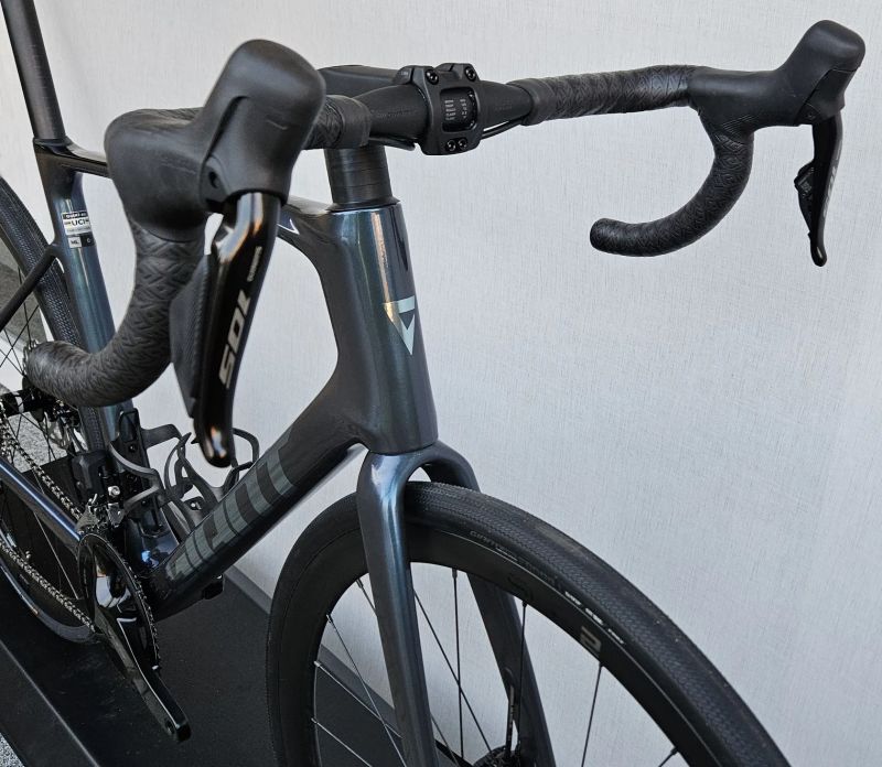GIANT Defy Advanced 0 Di2 2025, 2026 - endurance silniční kolo s karbonovým rámem - NOVÉ