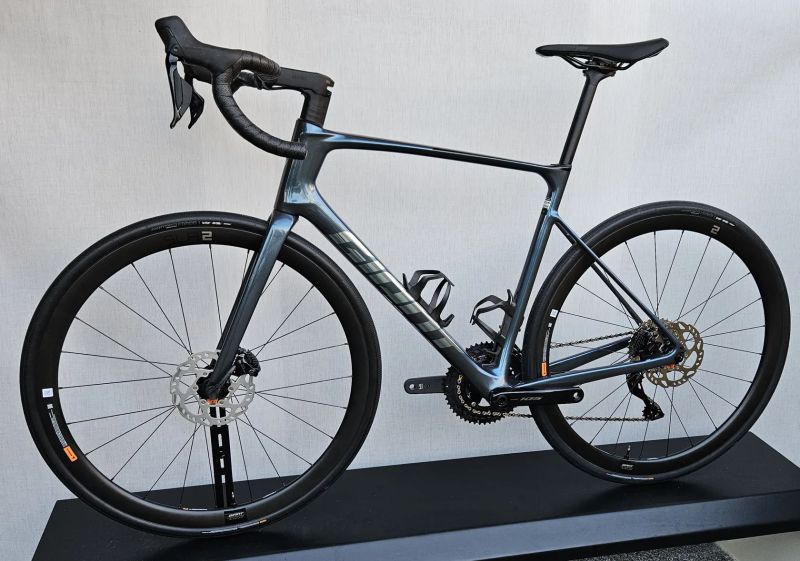 GIANT Defy Advanced 0 Di2 2025, 2026 - endurance silniční kolo s karbonovým rámem - NOVÉ