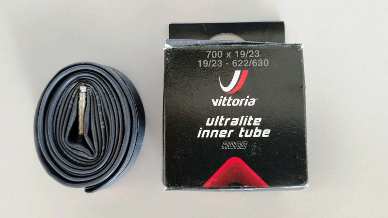 4x plášť 28" Continental a Goodyear, šíře 25mm