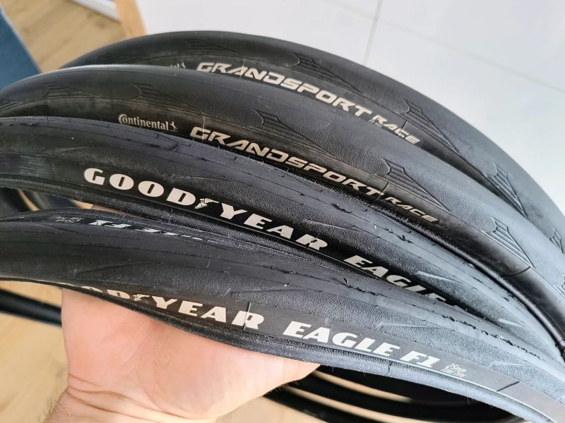 4x plášť 28" Continental a Goodyear, šíře 25mm