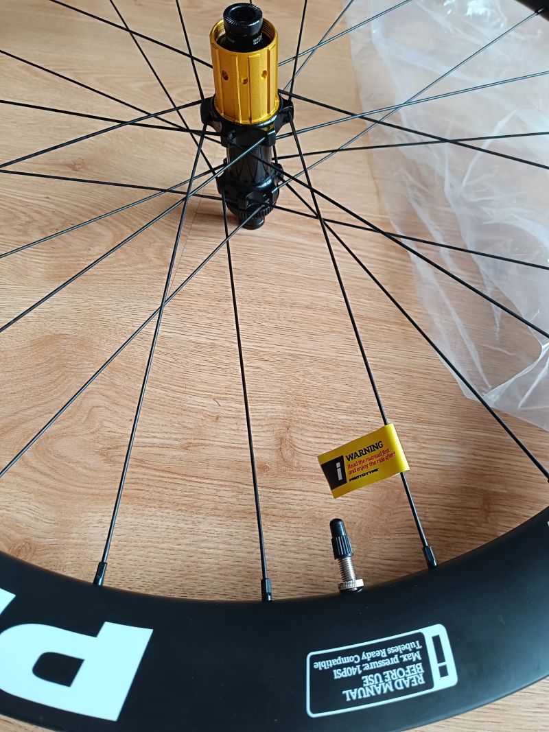 Prototype Gravel Carbon zapletená kola 