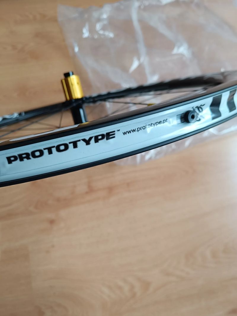 Prototype Gravel Carbon zapletená kola 