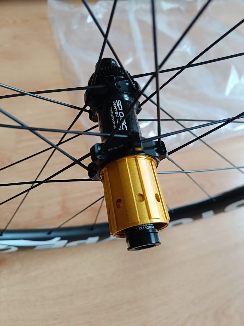 Prototype Gravel Carbon zapletená kola 