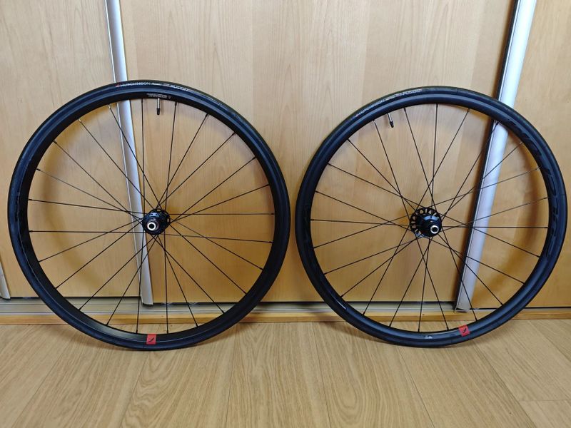 Silniční zapletená kola Fulcrum Racing 700 DB, CL,12x100/12x142mm, pláště Hutchinson Fusion 25-622