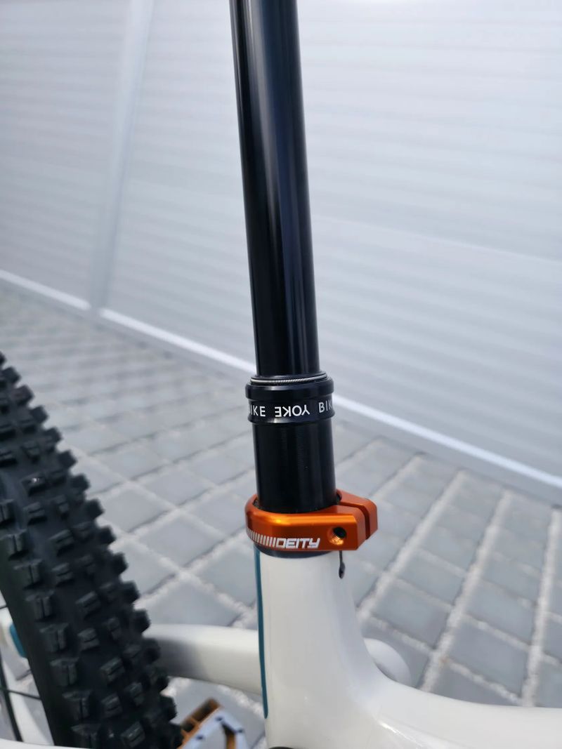 Elektrokolo PIVOT Shuttle AM Pro X0 Eagle Transmission 29" Carbon Mojave 29″ velikost M