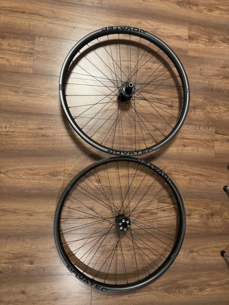 NOVÁ Karbonová kola Bontrager Line Elite 30mm 29" Boost + další nové díly sundané z kol