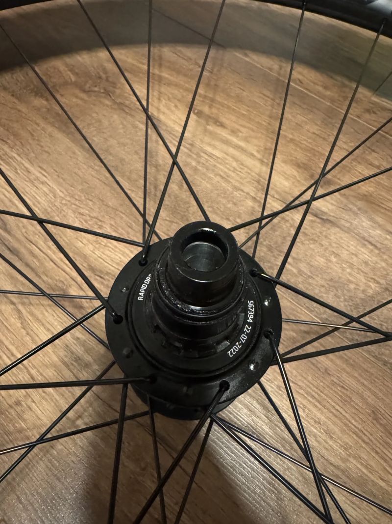 NOVÁ Karbonová kola Bontrager Line Elite 30mm 29" Boost + další nové díly sundané z kol