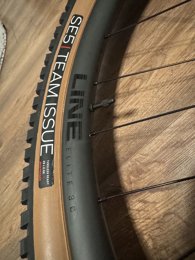 NOVÁ Karbonová kola Bontrager Line Elite 30mm 29" Boost + další nové díly sundané z kol