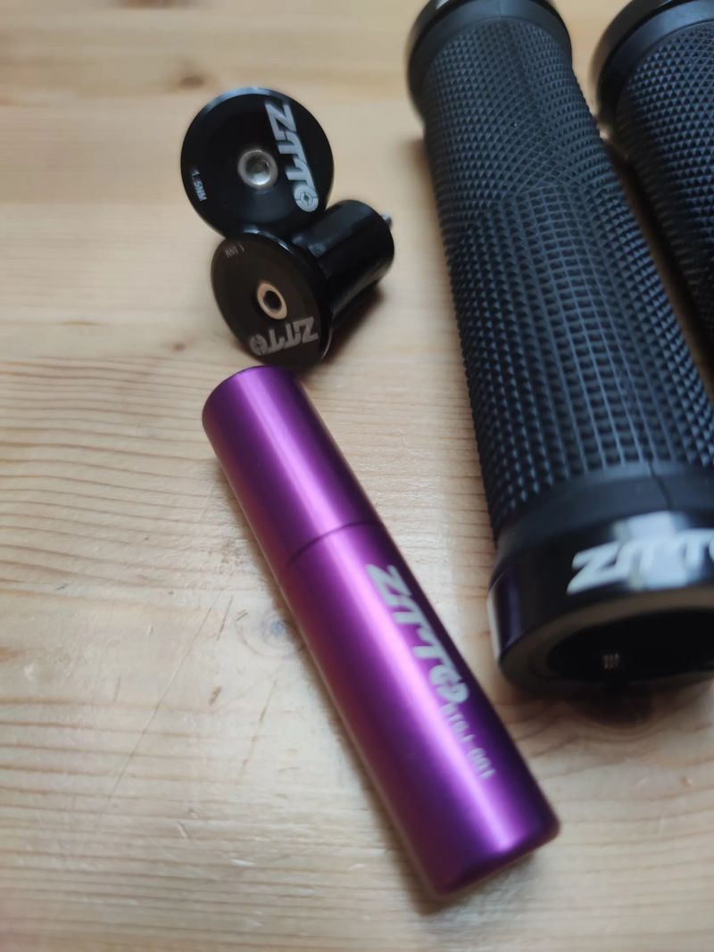 Nové gripy + sada na opravu pneu