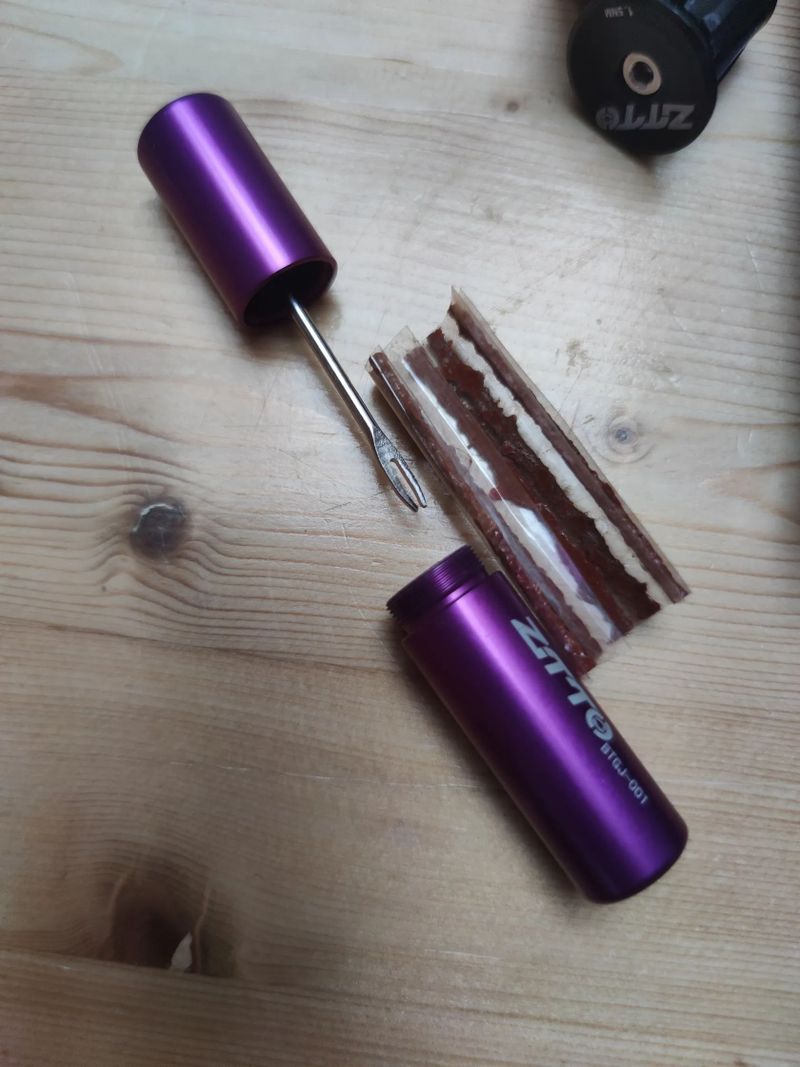 Nové gripy + sada na opravu pneu